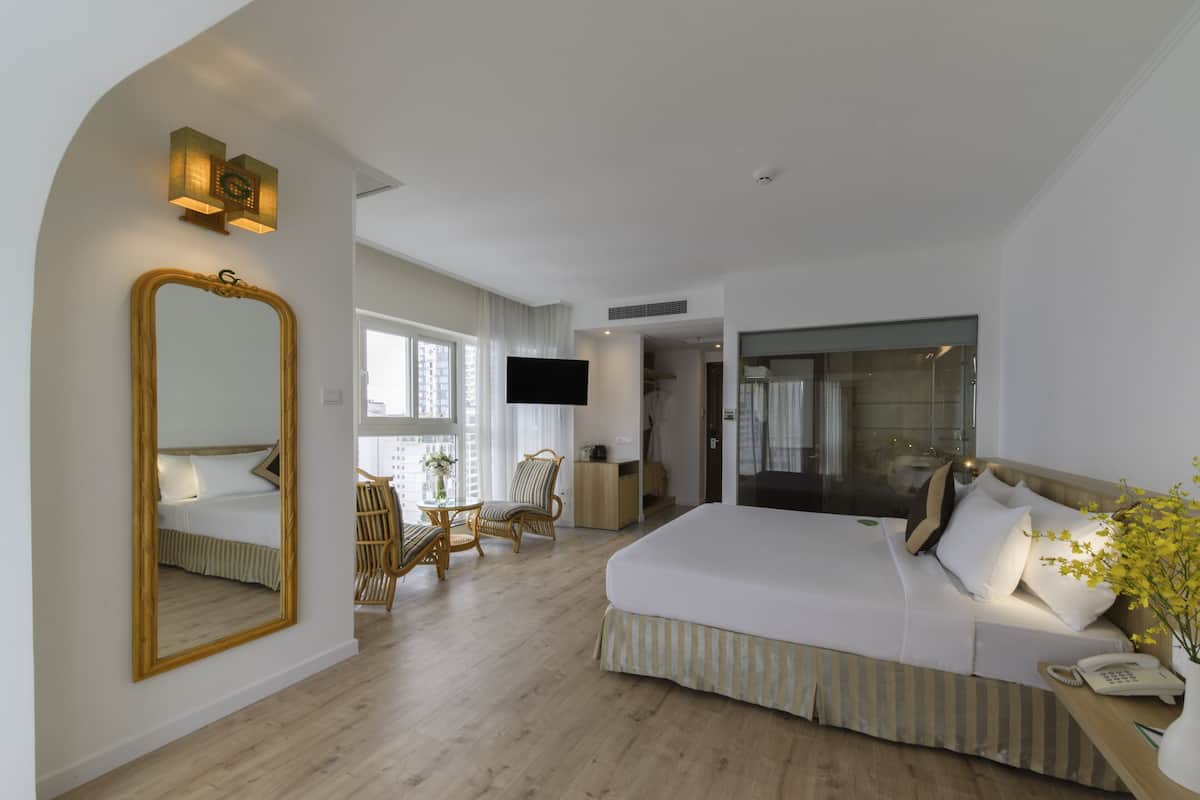 Deluxe-værelse - balkon - delvis havudsigt | 1 soveværelse, dundyner, minibar, pengeskab på værelset