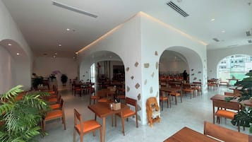 Daily buffet breakfast (VND 200000 per person)