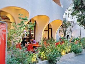 3 restaurants servant le petit déjeuner, le déjeuner et le dîner