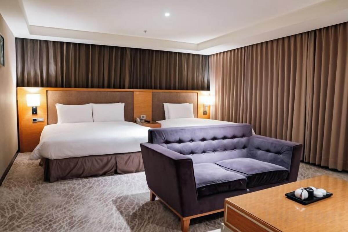 Premium bedding, minibar, in-room safe, desk