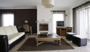 Superior-Villa, 3 Schlafzimmer, eigener Pool | Wohnbereich | Flachbildfernseher, Kamin