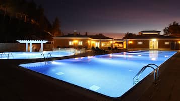 3 piscine all'aperto, ombrelloni da piscina, lettini