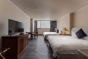 Hypo-allergenic bedding, down comforters, desk, blackout drapes - Hotel j Metropolis (Hsinchu)