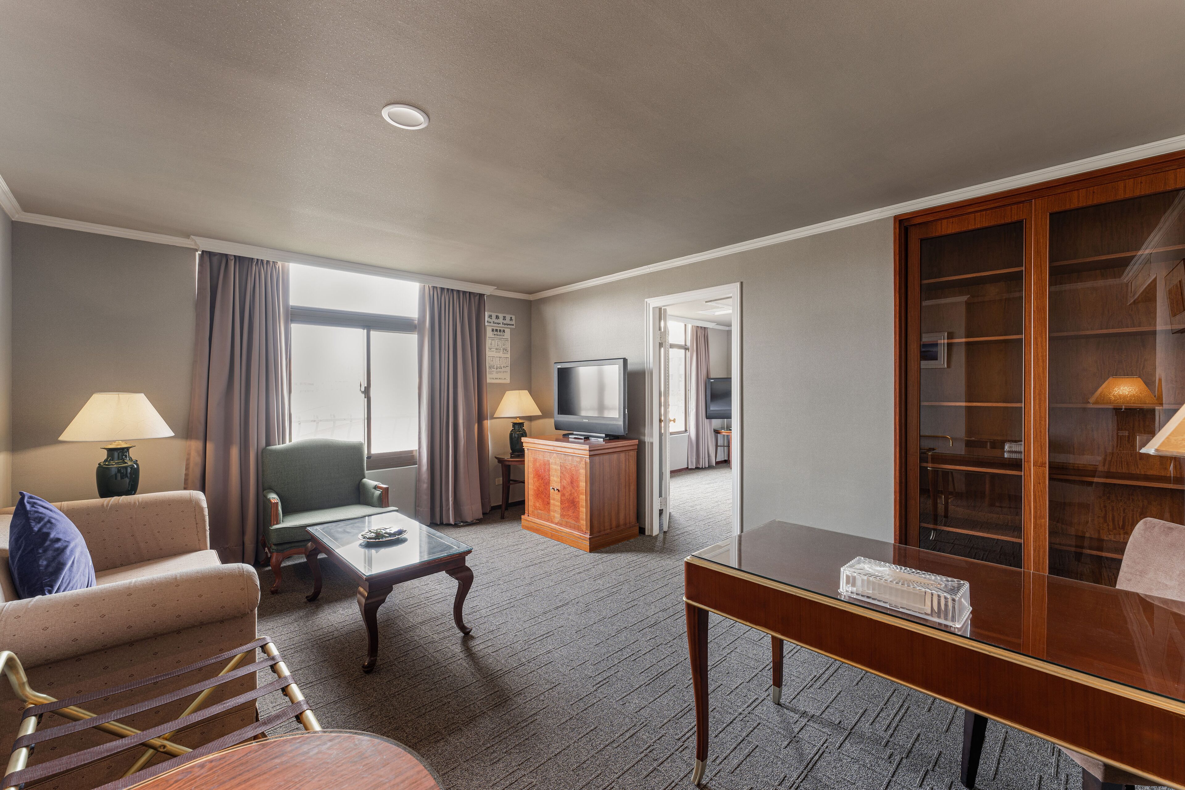 Superior Suite | Hypo-allergenic bedding, down comforters, desk, blackout drapes