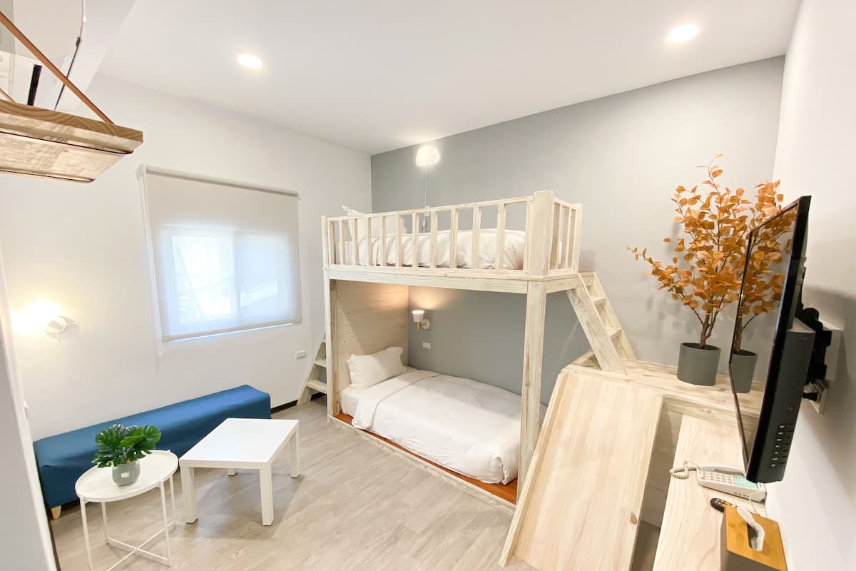 Twin Room, Non Smoking | 1 bedroom, down comforters, desk, laptop workspace