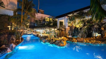 2 indoor pools, 3 outdoor pools, pool loungers