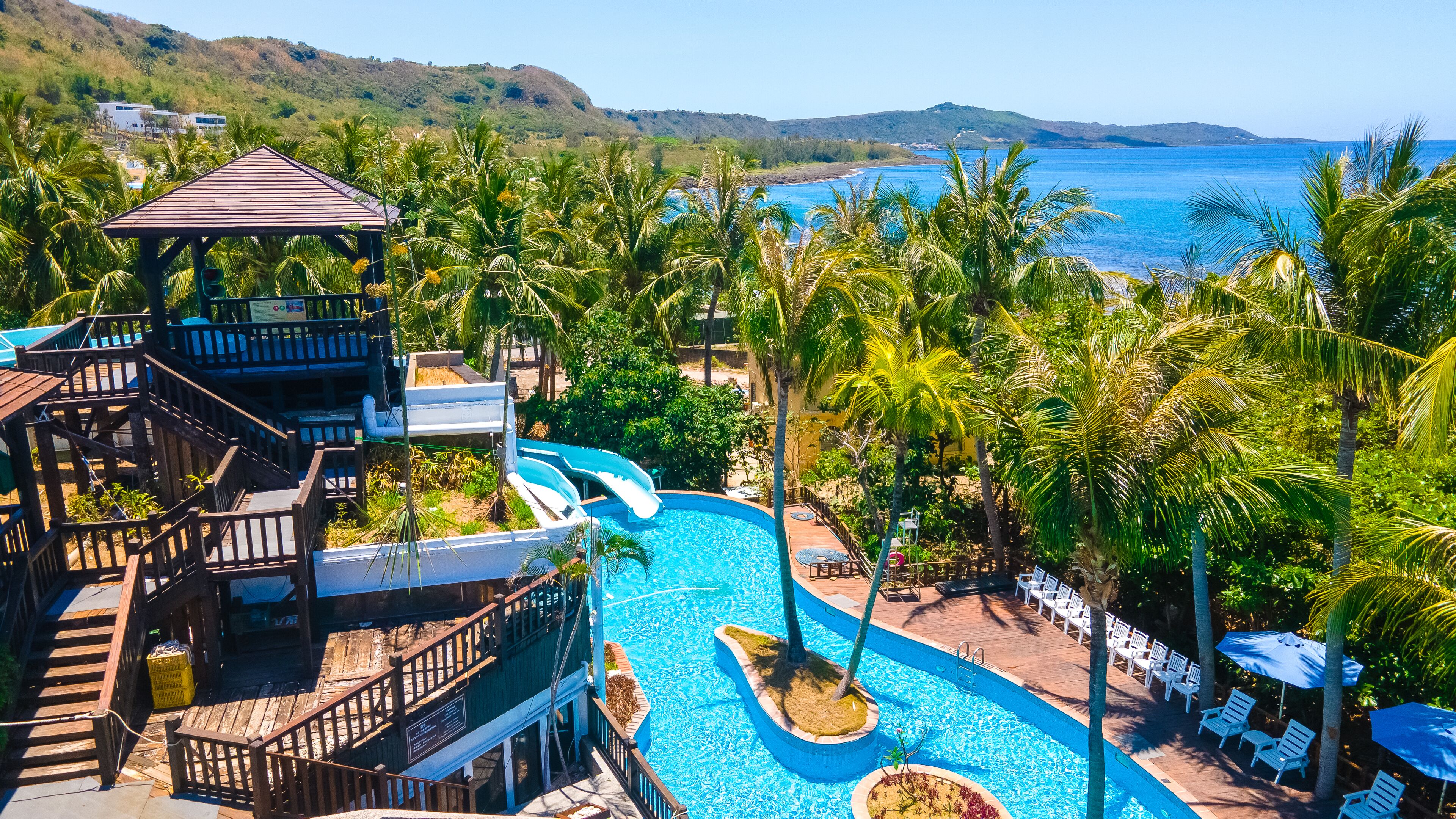 2 indoor pools, 3 outdoor pools, pool loungers