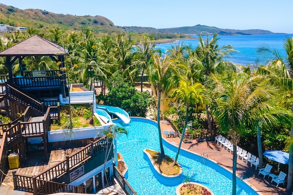 2 kolam renang tertutup, 3 kolam renang terbuka, kerusi lepak pantai