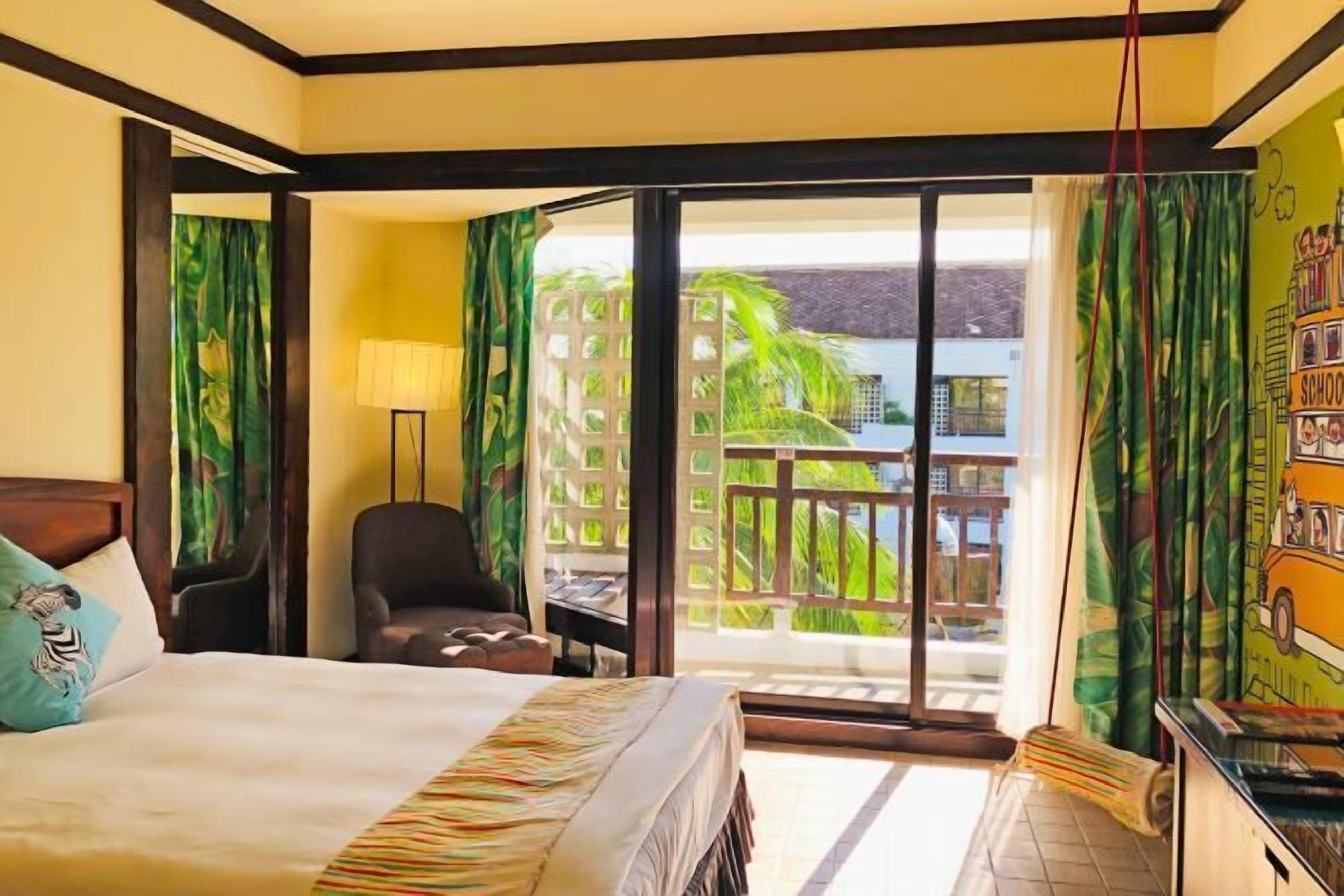 Zimmersafe, Schreibtisch, Verdunkelungsvorhänge, schallisolierte Zimmer