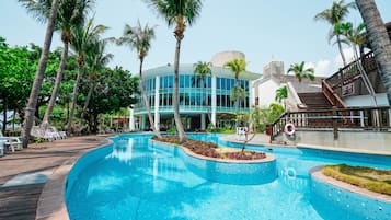 2 indoor pools, 3 outdoor pools, pool loungers