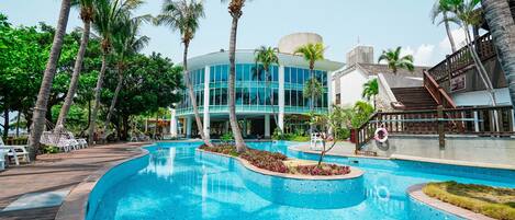 2 piscinas cubiertas, 3 piscinas al aire libre, tumbonas