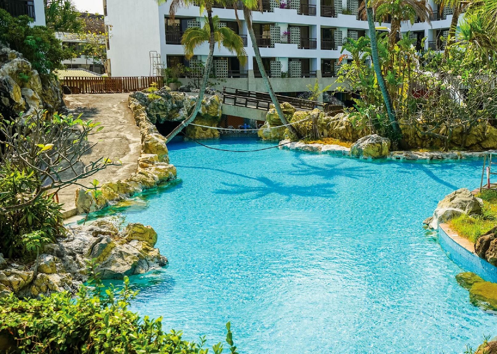 2 indoor pools, 3 outdoor pools, pool loungers