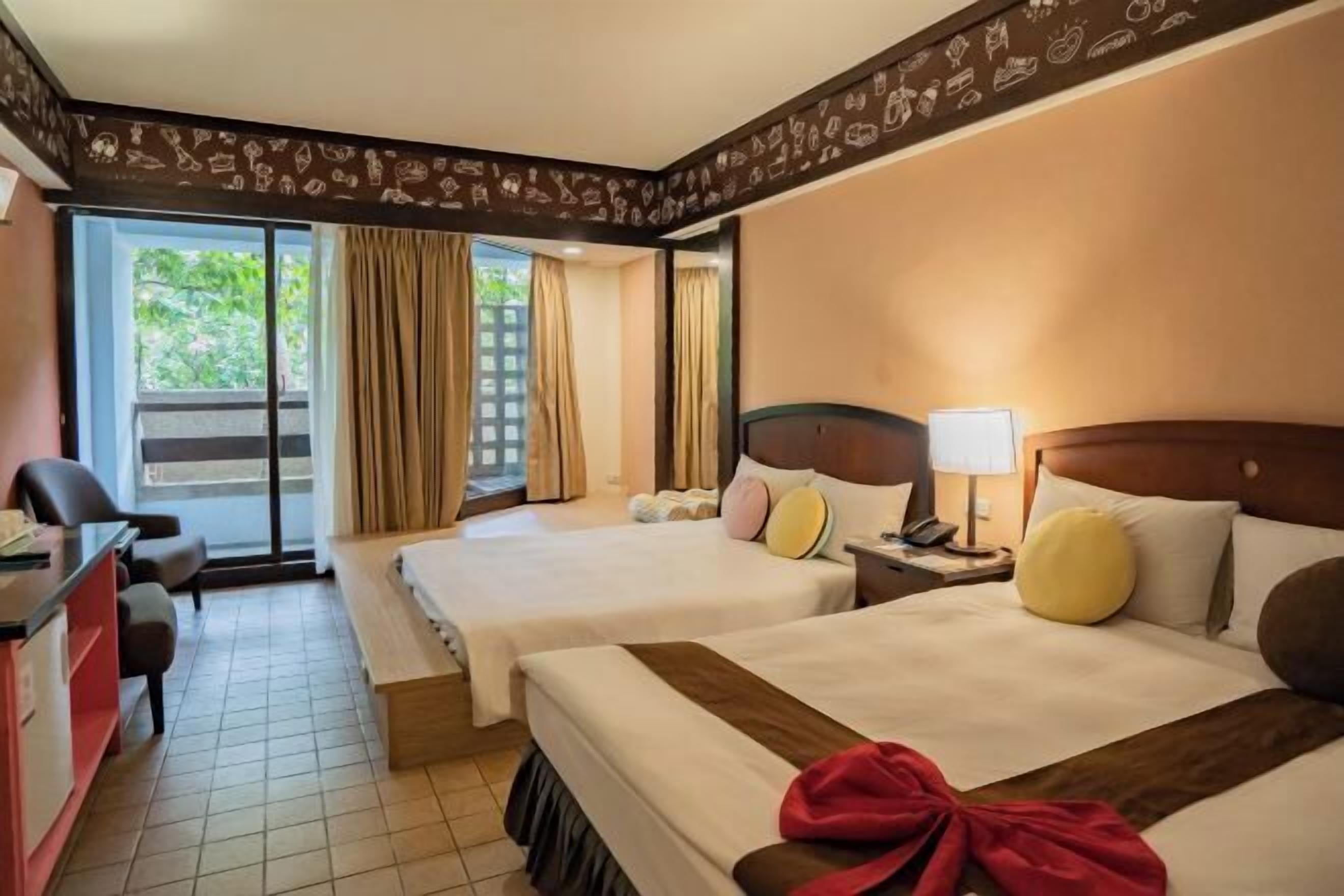 Zimmersafe, Schreibtisch, Verdunkelungsvorhänge, schallisolierte Zimmer