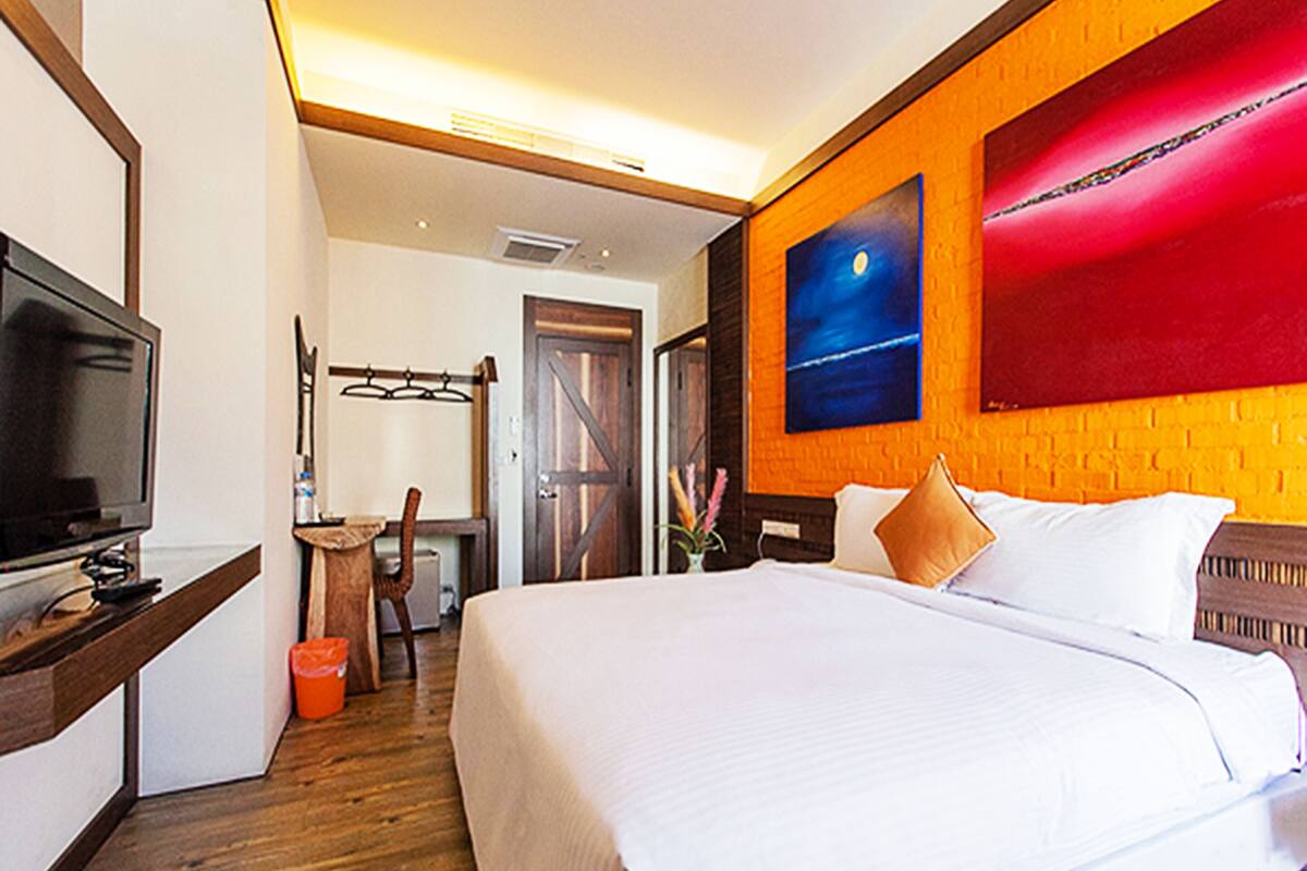 Room | Peralatan tempat tidur premium, dilengkapkan perabot secara berasingan