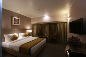 Deluxe Room | In-room safe, desk, blackout drapes, iron/ironing board