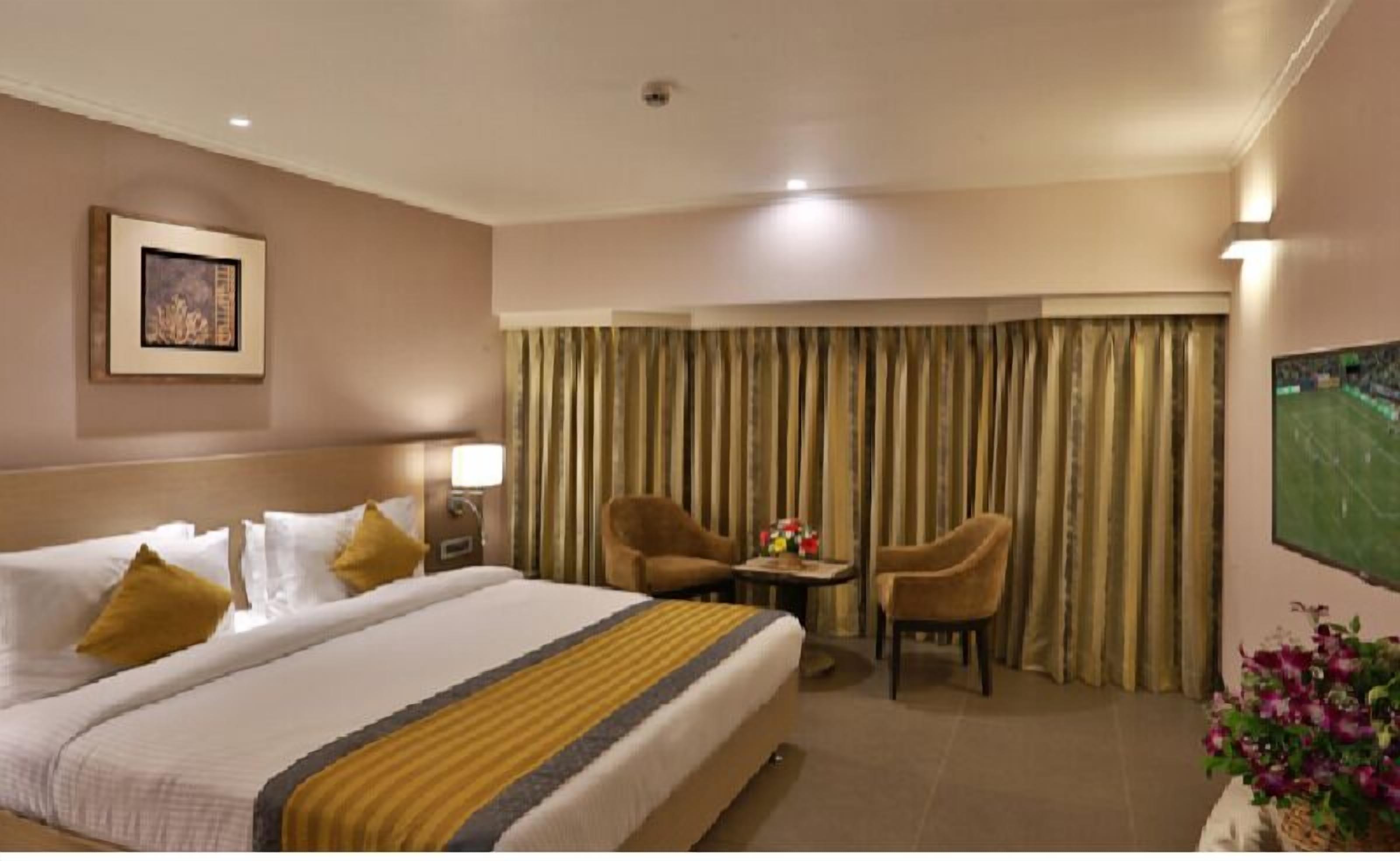 Caja de seguridad en la habitación, escritorio y cortinas blackout 