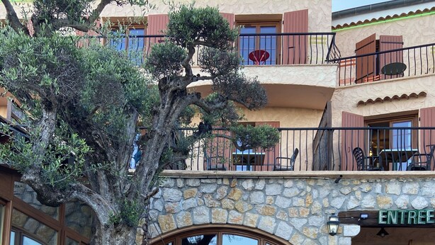 A stone building with a sign reading "ENTREE". - Les Belles Terrasses (Tourrettes-sur-Loup)
