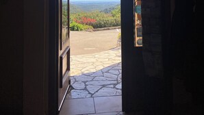 A doorway leading to a balcony with a stone floor, a WiFi sign, and a view of the landscape. - Les Belles Terrasses (Tourrettes-sur-Loup)