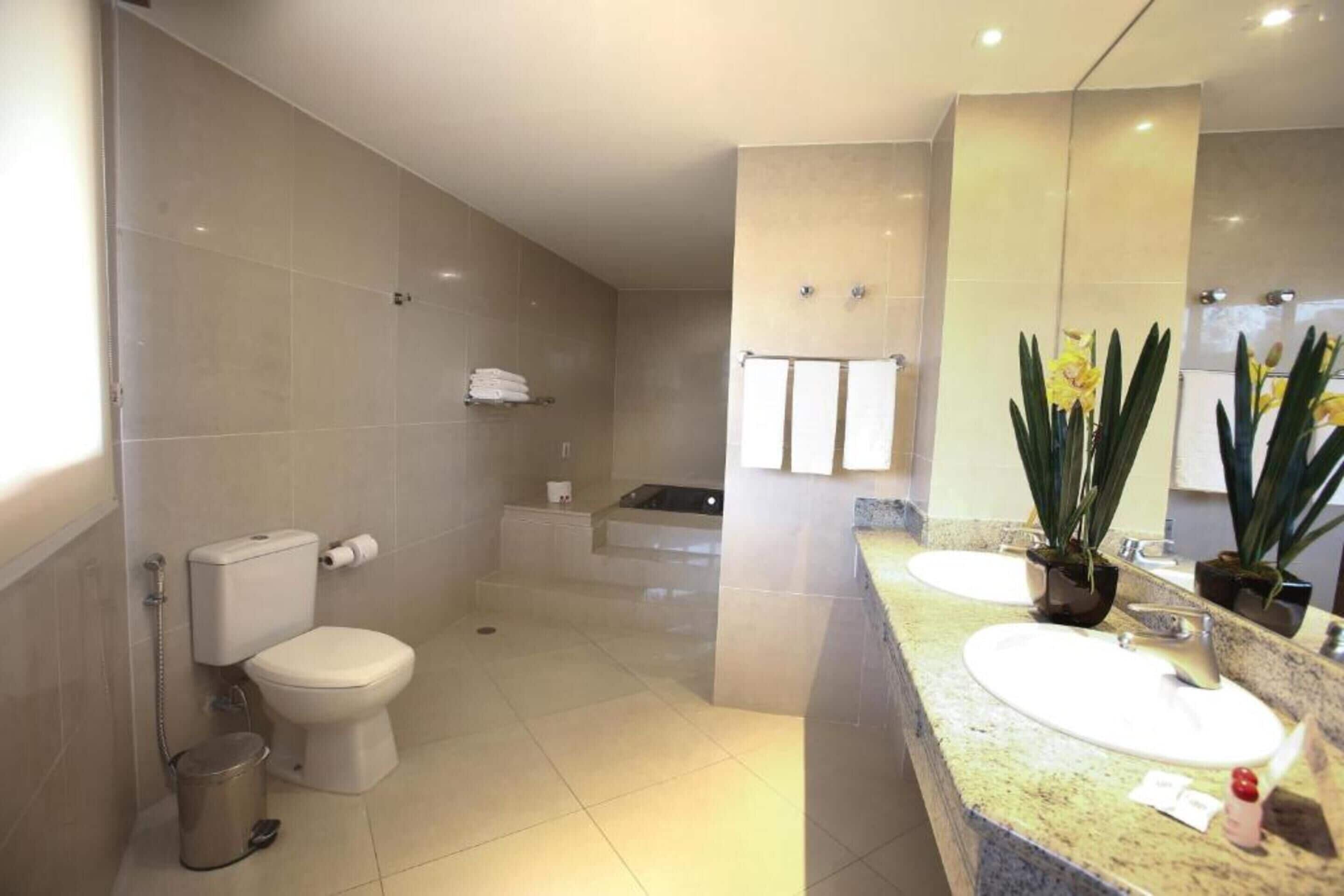 luxo master com sacada | bathroom | free toiletries, hair dryer, towels, soap
