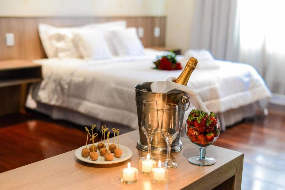 Minibar, safe på rommet, skrivebord og blendingsgardiner