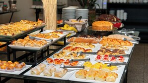 A buffet with various pastries and desserts. - Taiwan Hotel (Ribeirão Preto)