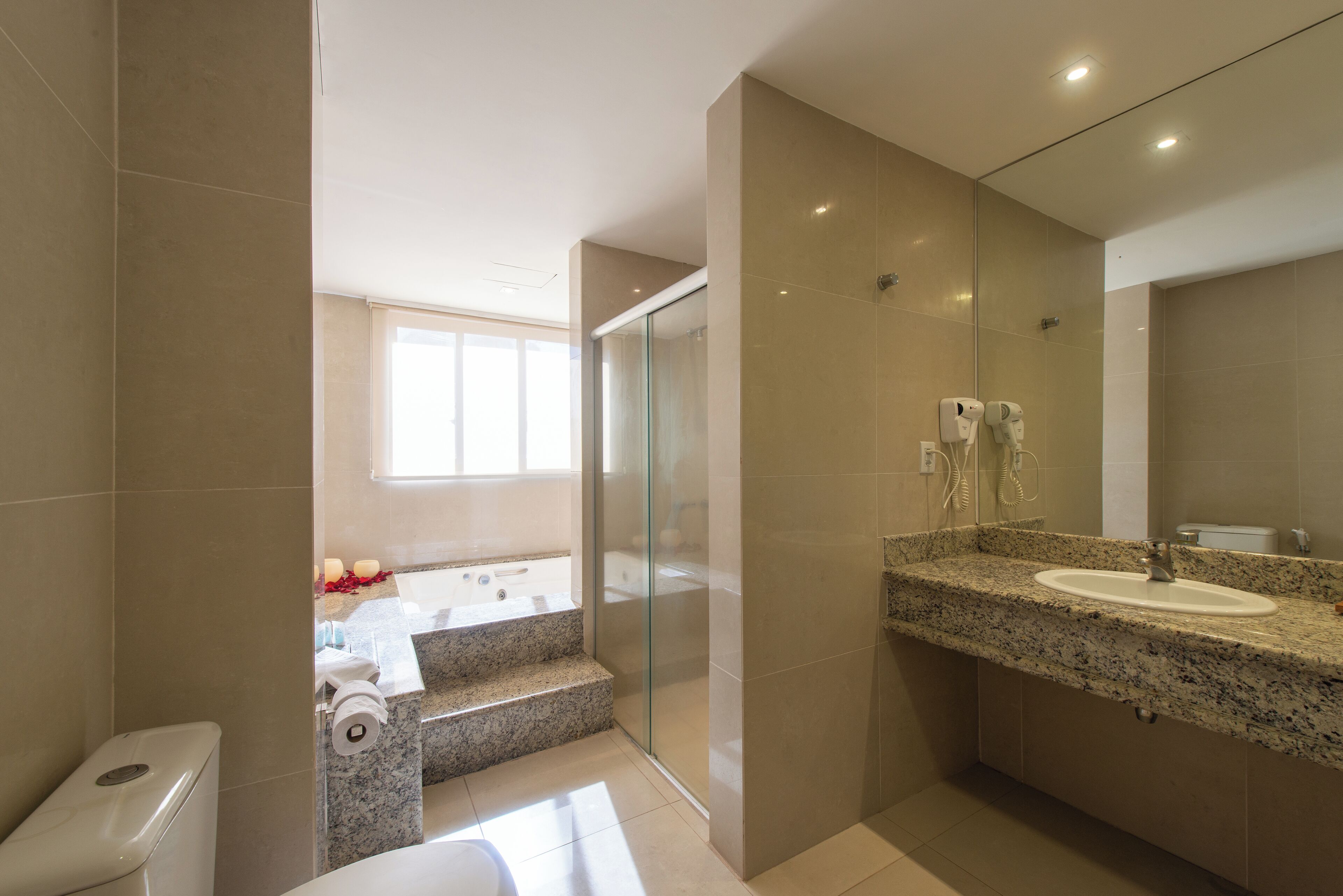 suíte luxo master | bathroom | free toiletries, hair dryer, towels, soap