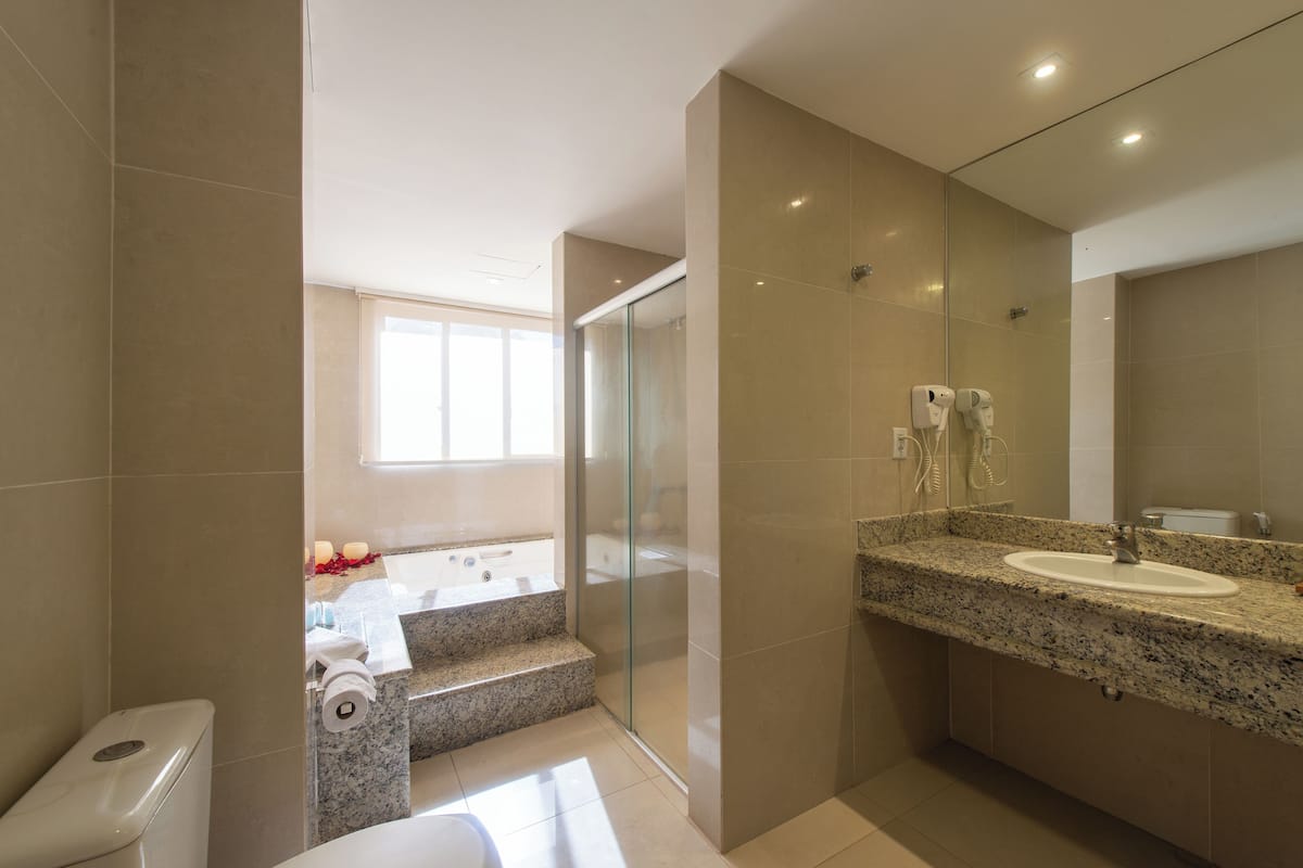 suíte luxo master | bathroom | free toiletries, hair dryer, towels, soap