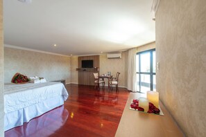 Luxo Master com Sacada | Minibar, safe på rommet, skrivebord og blendingsgardiner