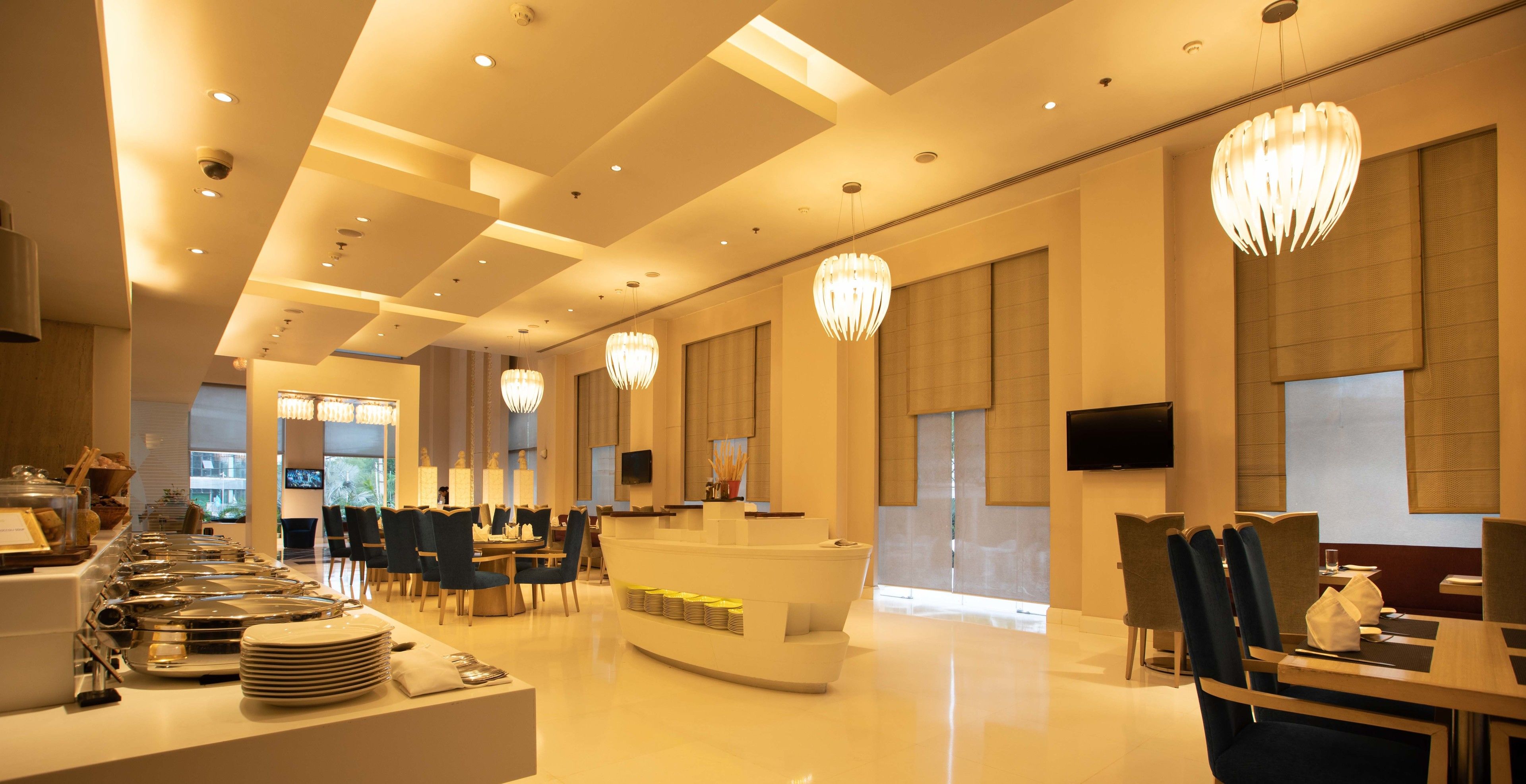 6 restaurants, breakfast, lunch, dinner served; international cuisine