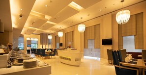 6 restaurants, breakfast, lunch, dinner served; international cuisine