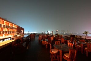 6 restaurantes; se sirven desayunos, almuerzos y cenas