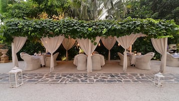 6 restaurants, breakfast, lunch, dinner served; international cuisine
