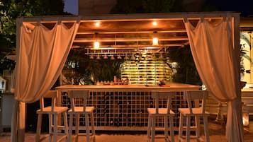 6 restaurants, breakfast, lunch, dinner served; international cuisine