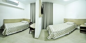 Minibar, coffres-forts dans les chambres, bureau