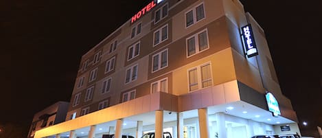 Façade de lâhĂ©bergement - soirĂ©e/nuit