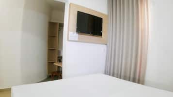 迷你吧、客房内保险箱、办公桌、笔记本电脑工作区