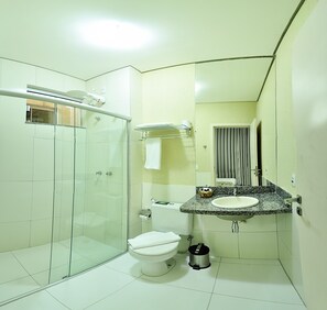 Douche, articles de toilette gratuits, sèche-cheveux