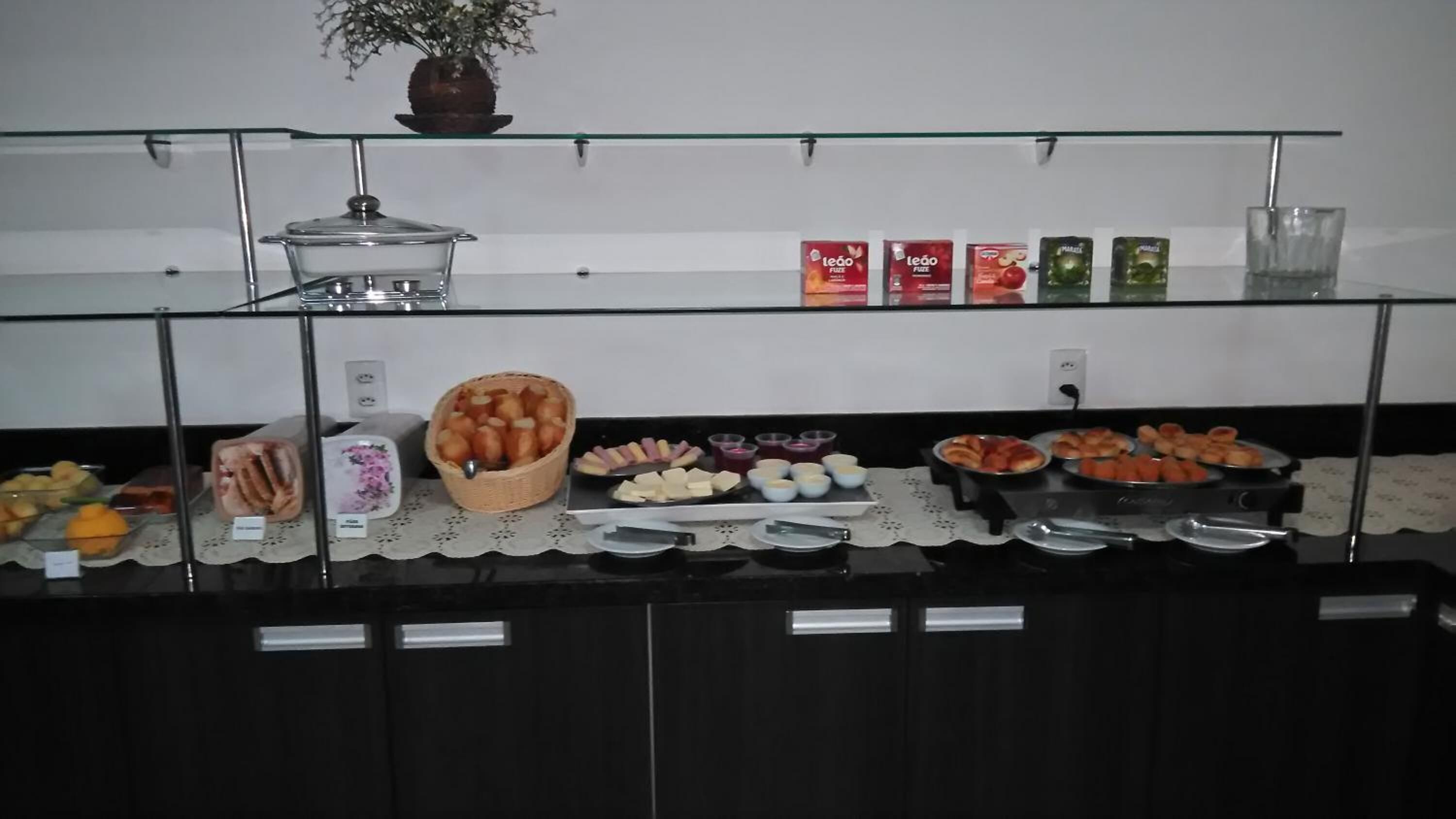 Una mesa de buffet con diferentes opciones de comida y bebidas.