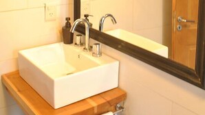 Departamento Confort, 1 habitación, vista a la montaña | Baño | Tina con regadera, secadora de cabello, toallas 