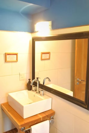 Apartemen Comfort, 1 kamar tidur, pemandangan gunung | Kamar mandi | Kombinasi shower/bathtub, pengering rambut,  dan handuk