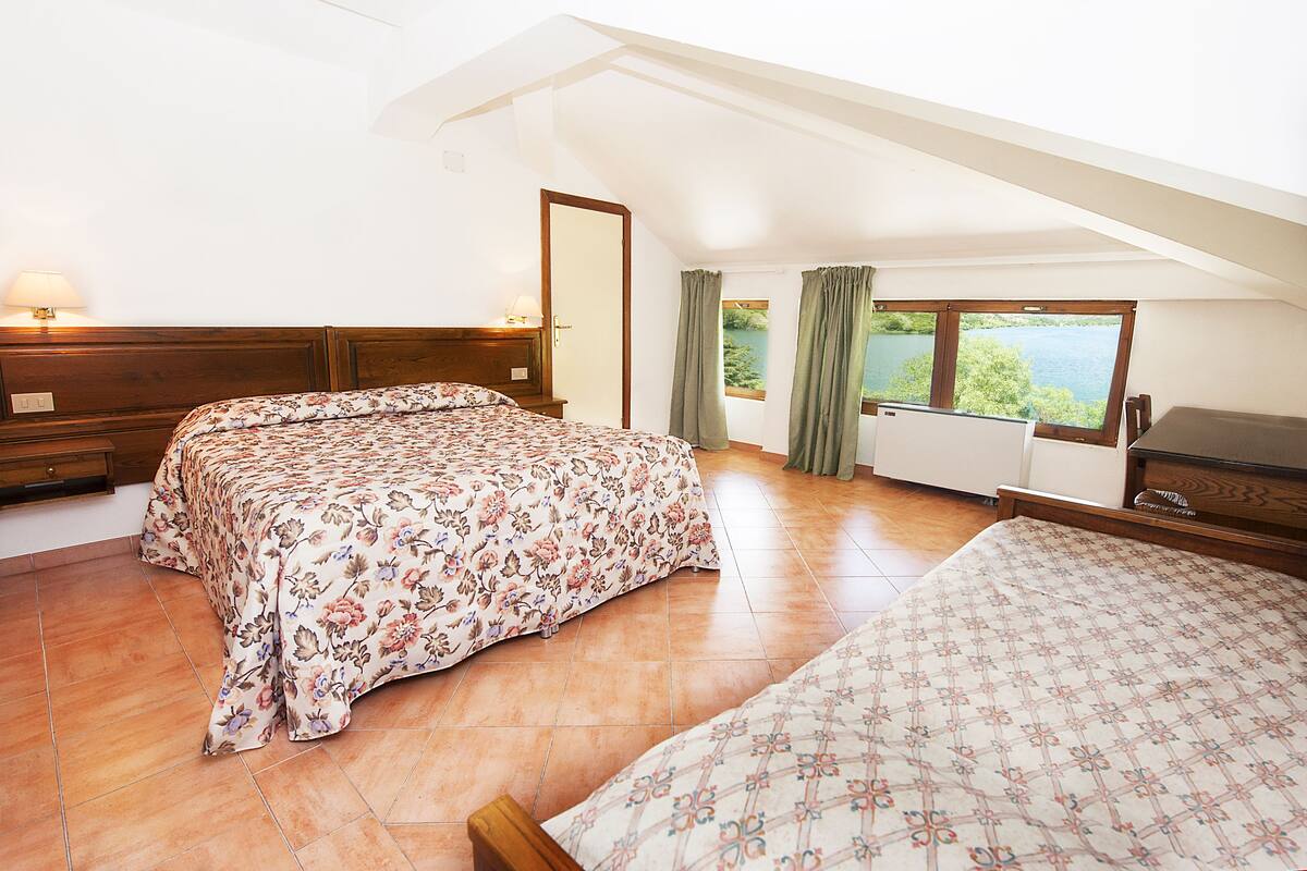 Habitación doble | Escritorio, cunas (de pago), camas supletorias