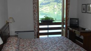 Quadruple Room (Mansard) | Desk, cribs (surcharge), rollaway beds (surcharge) - Hotel Acquevive (Scanno)