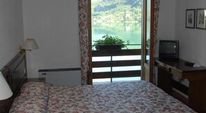 四人房 (Mansard) | 書桌、嬰兒床 (收費)、摺床/加床 (收費)