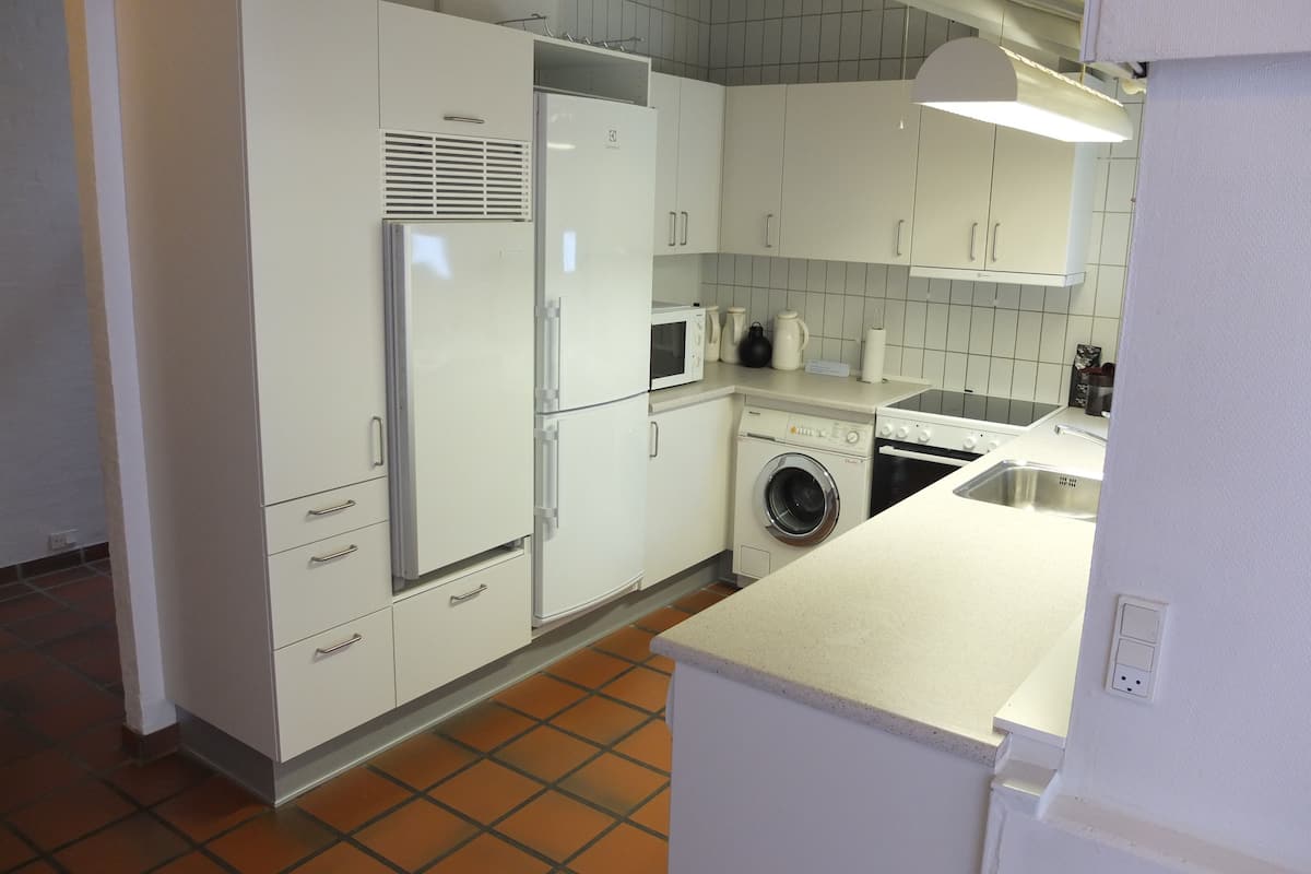 twin room | shared kitchen facilities | fridge, microwave, electric kettle