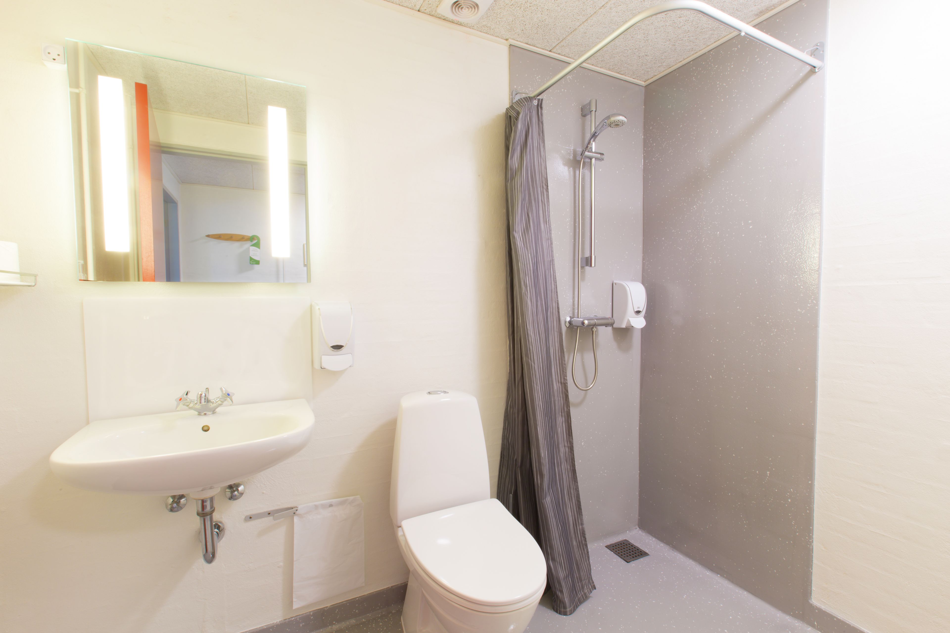 twin room | bathroom | shower, hair dryer, towels