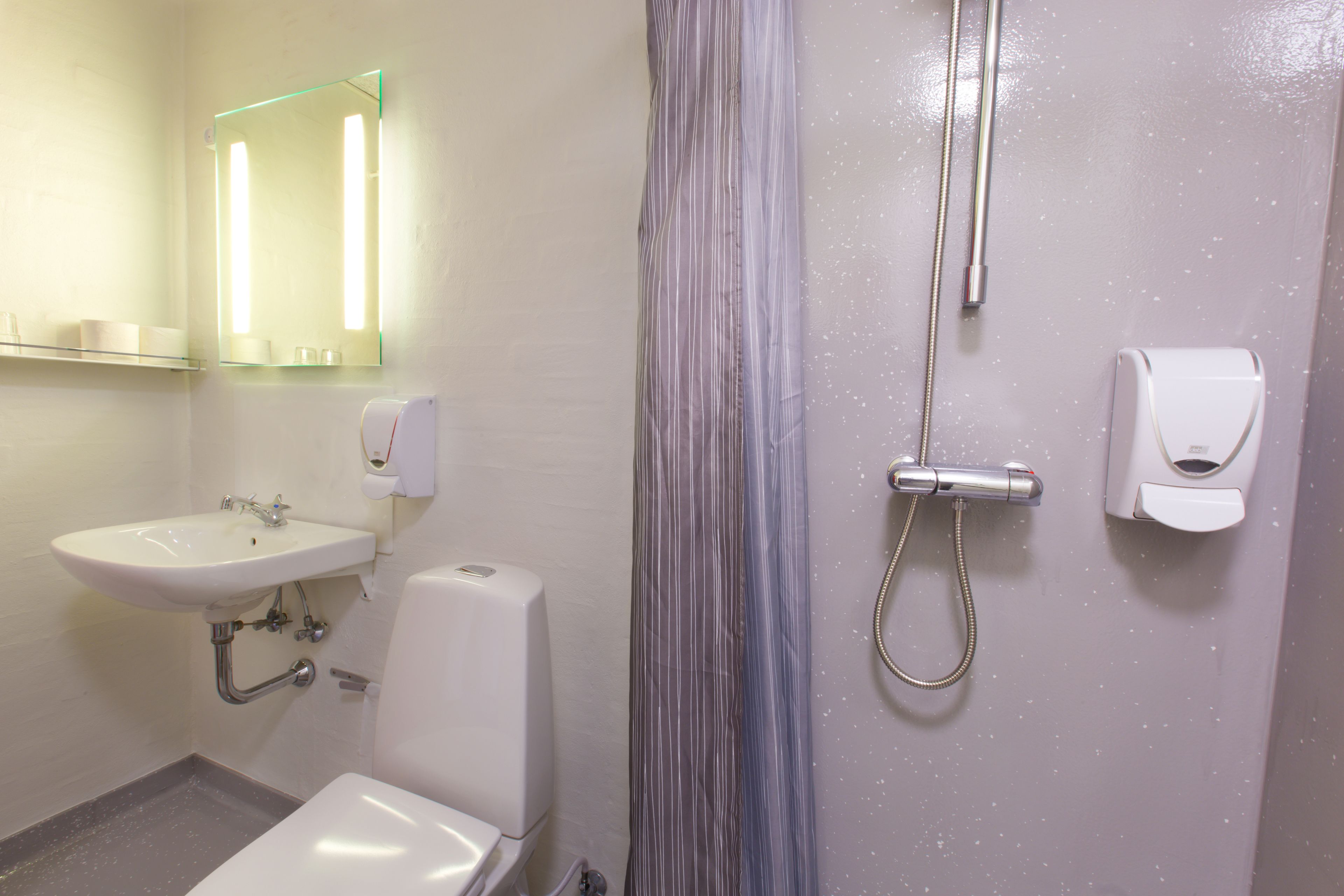 twin room | bathroom amenities | shower, hair dryer, towels
