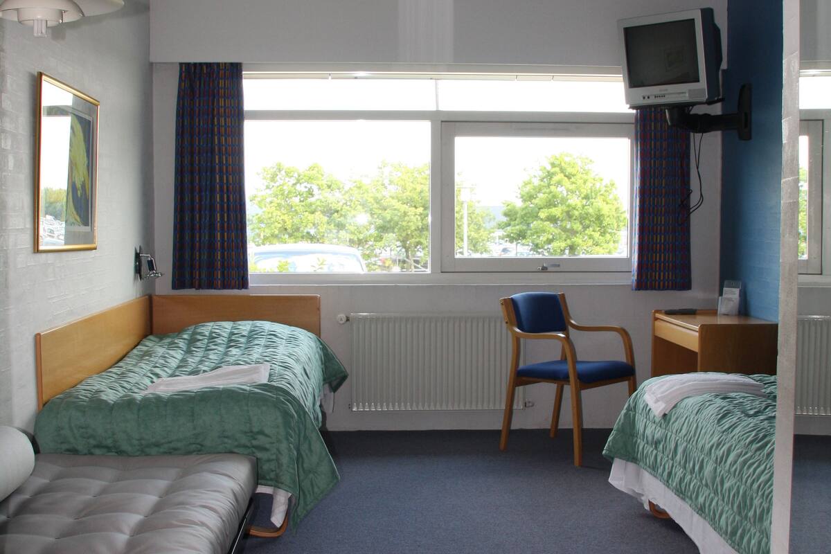 twin room | desk, soundproofing, iron/ironing board, free cots/infant beds