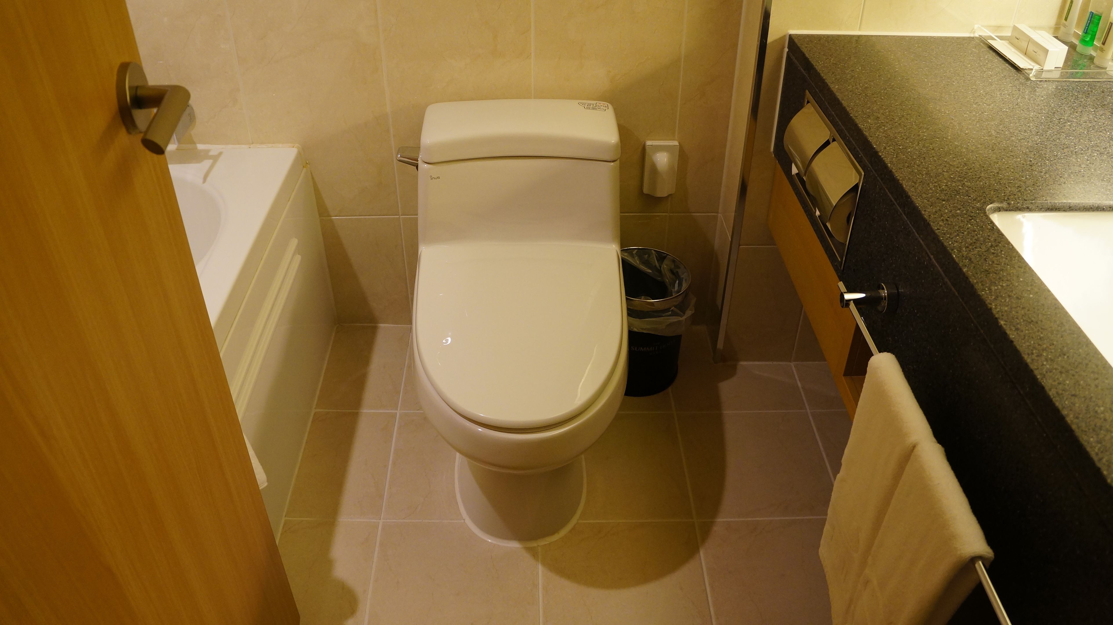 combined shower/bathtub, deep-soaking bathtub, free toiletries