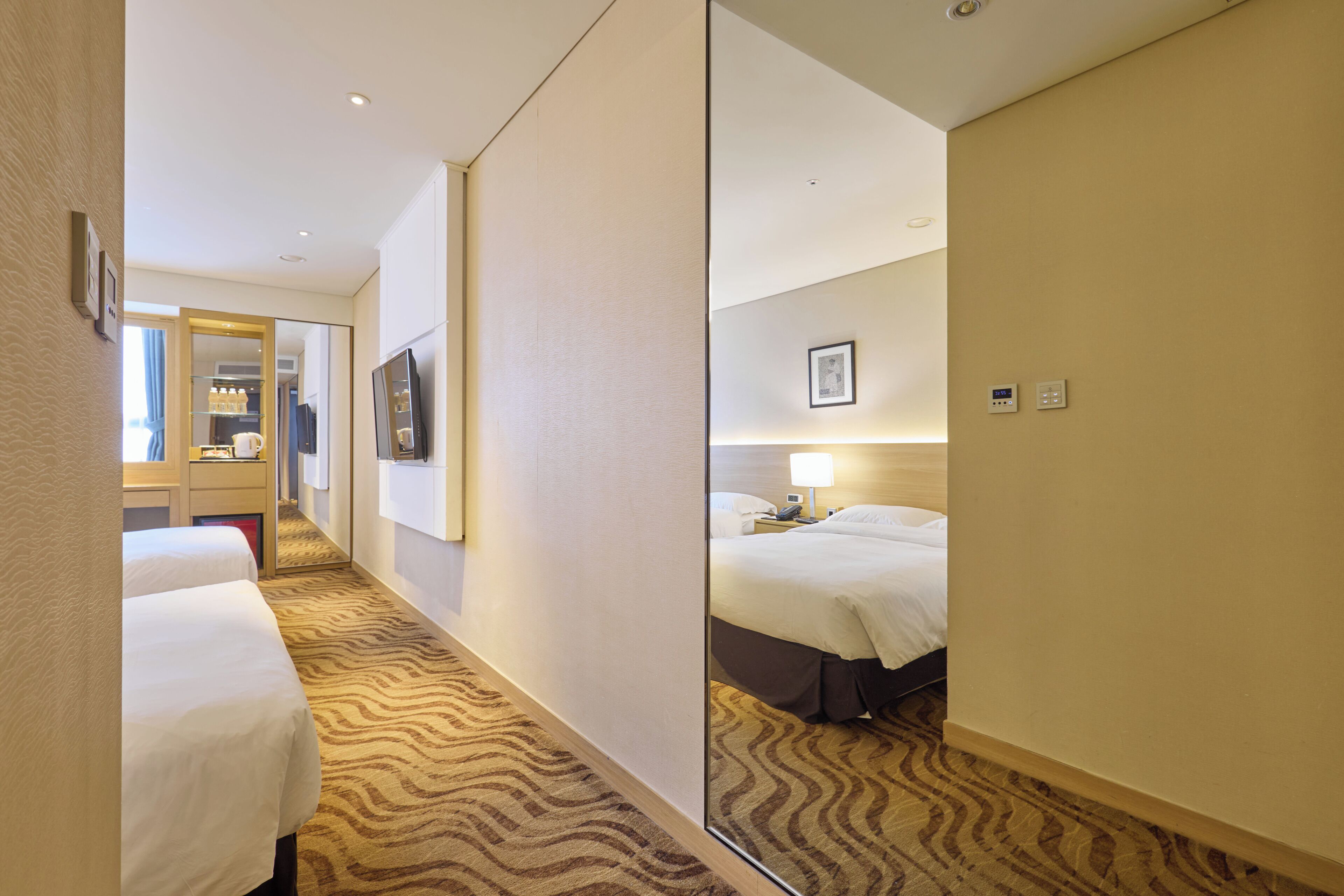 Royal Twin with K-Welcome PKG (1 Traditional Korean Snack per Person) | 1 bedroom, minibar, in-room safe, desk