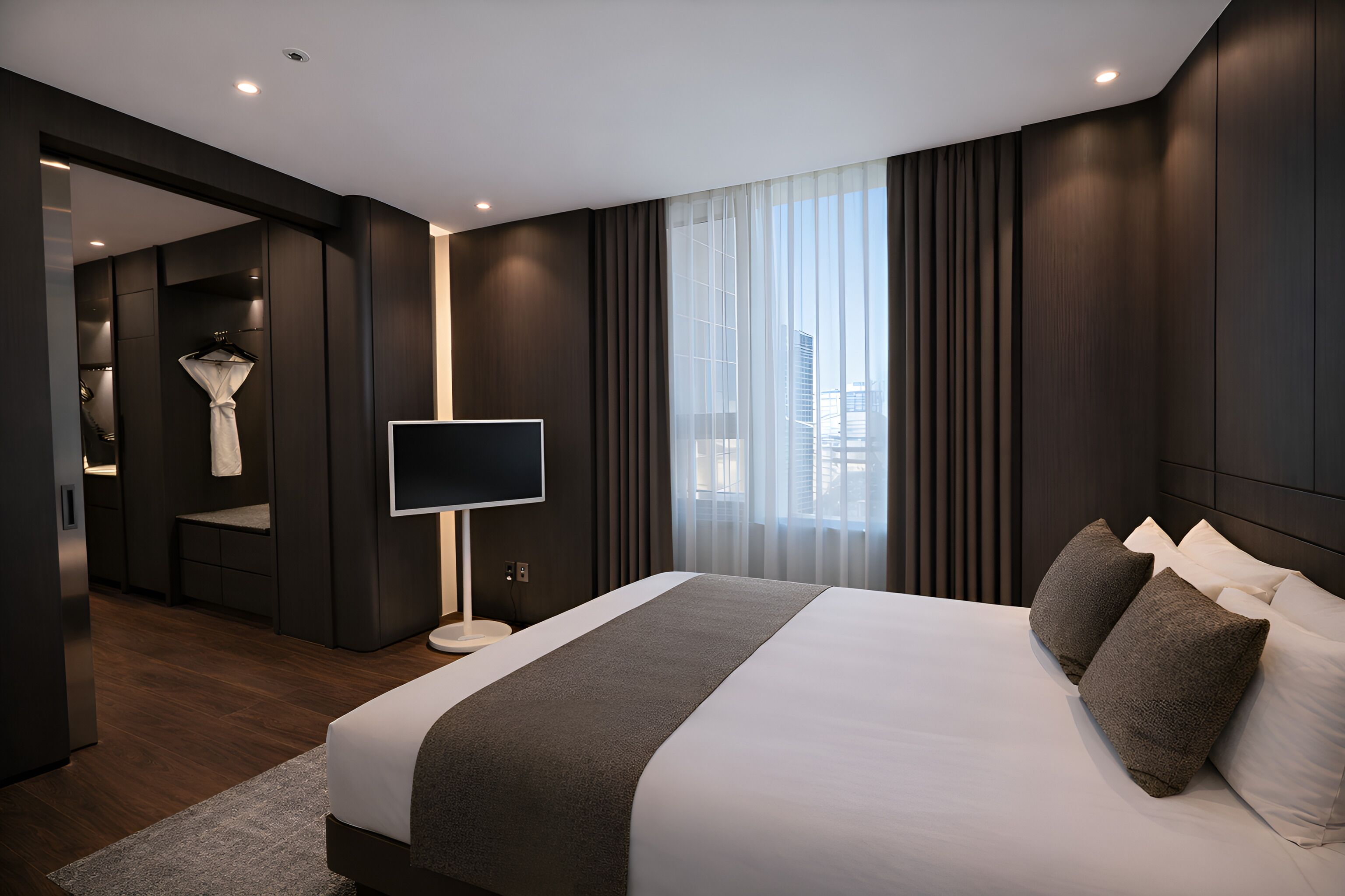 Eight Uno Suite | Ropa de cama de alta calidad, edredones de plumas, caja fuerte